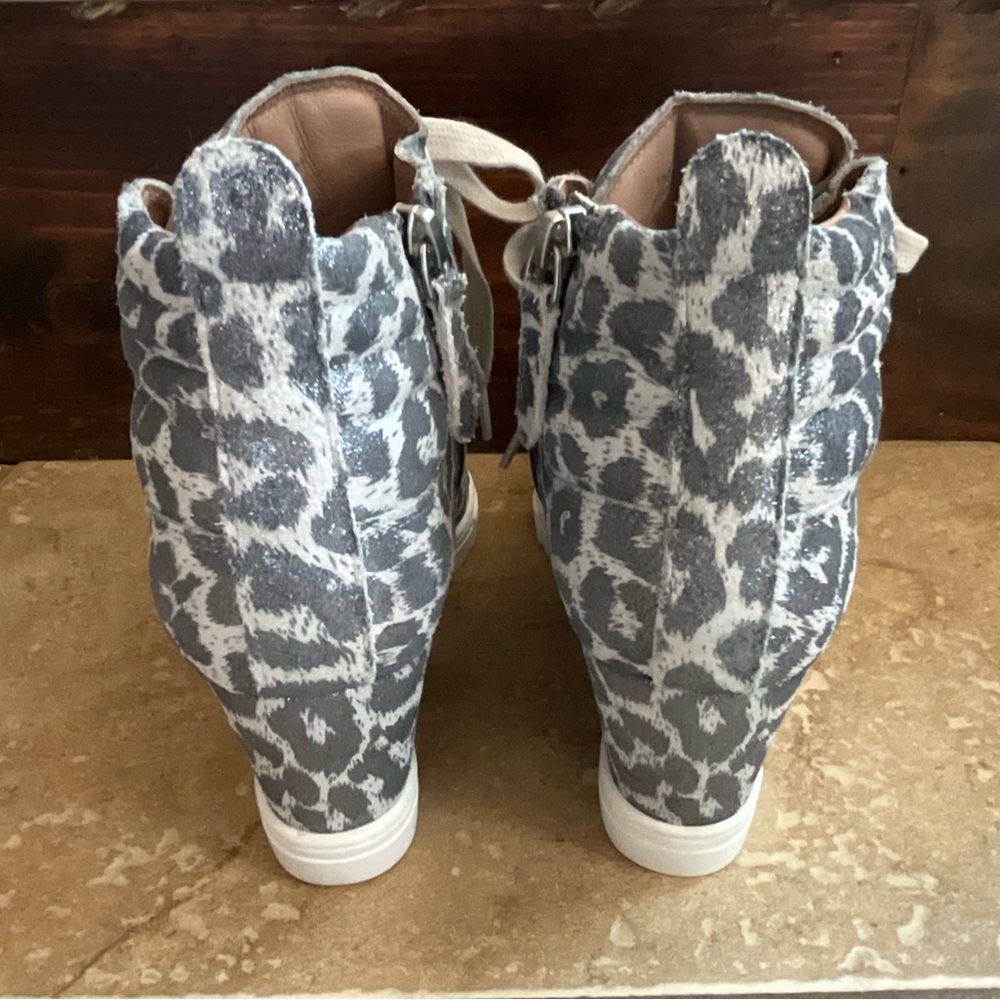 Price Drop๐ Linea Paolo Fenton Leopard Wedge Sneaker Like NEW! - Picture 4 of 11
